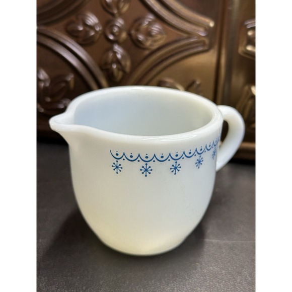 Vintage Pyrex Creamer Snowflake Garland Print Grandmacore Cottagecore Milkglass - Picture 2 of 5